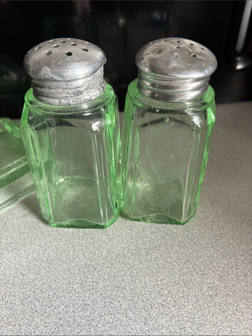 Green Uranium Glass Salt and Pepper Shaker Set with Caddy-depression antique - Picture 4 of 6
